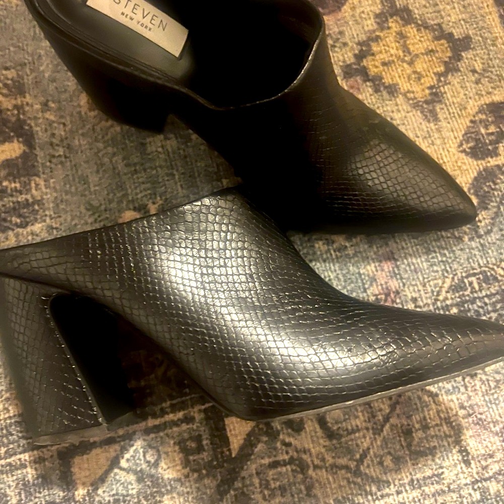 $60 Steve Madden Sz 9 Black Textured Women's Mules